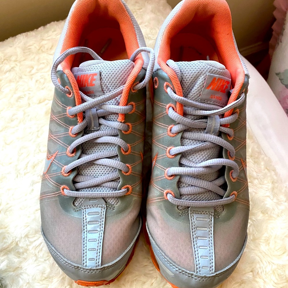 Women NIKE AIR MAX size 8